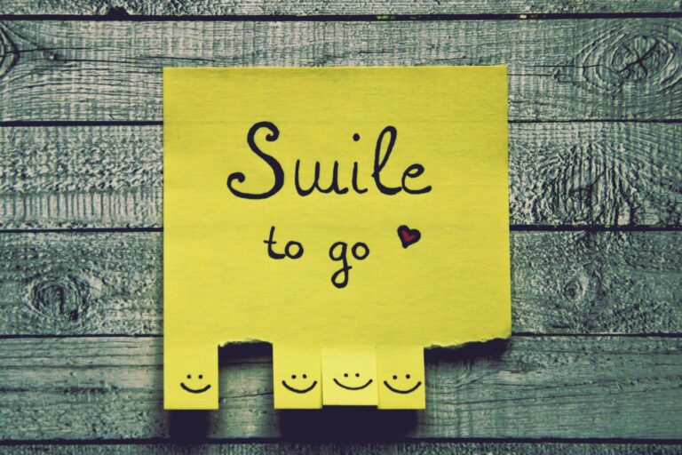 post-it amarillo que dice Smile to go y caritas para arrancar