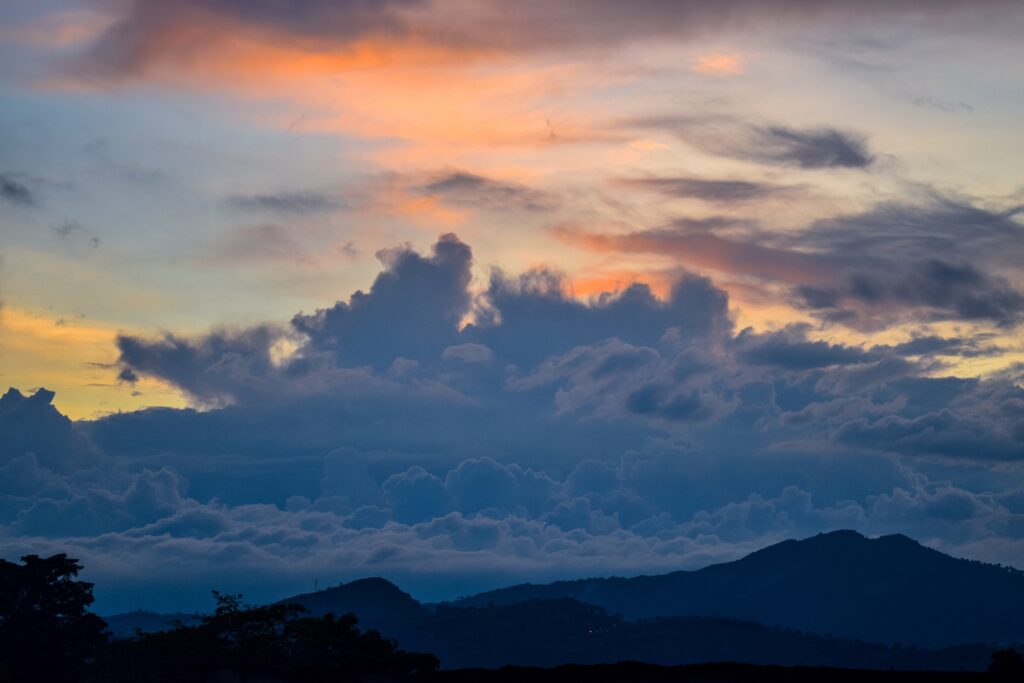 nubes sobre una montaña al atardecer