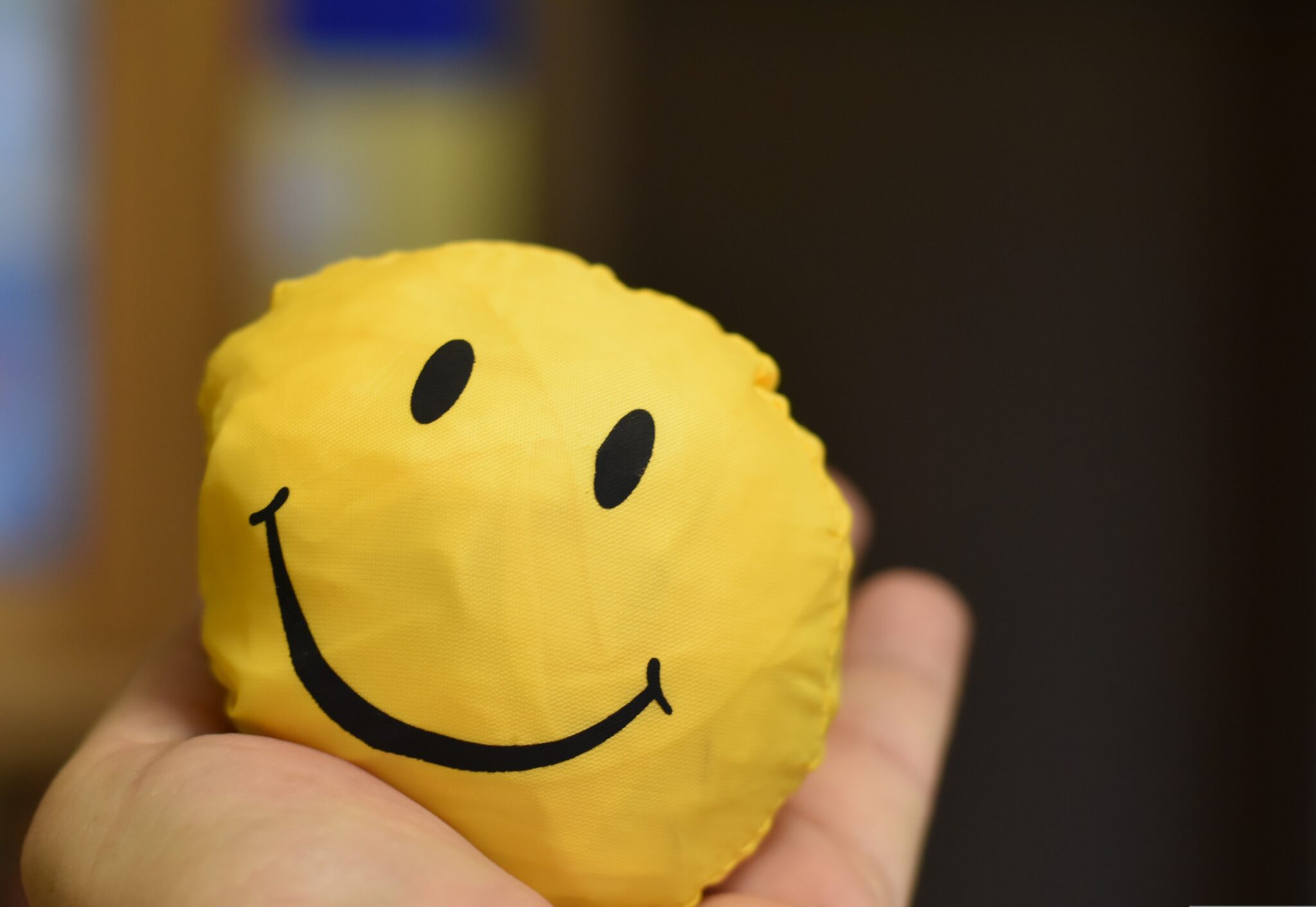 emoji sonriente de peluche sobre una mano