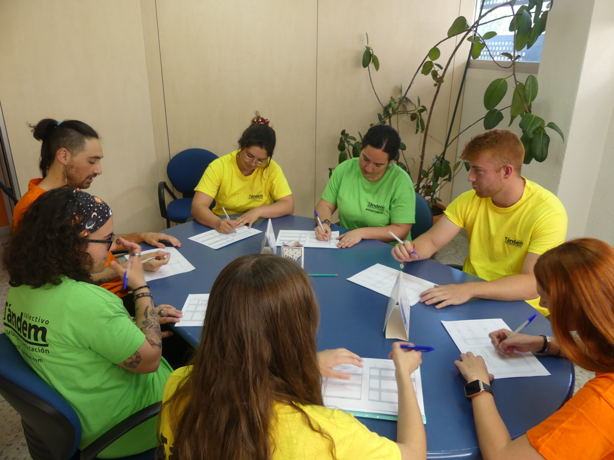 equipo de monitores con las camisetas corporativas reunidos en la oficina