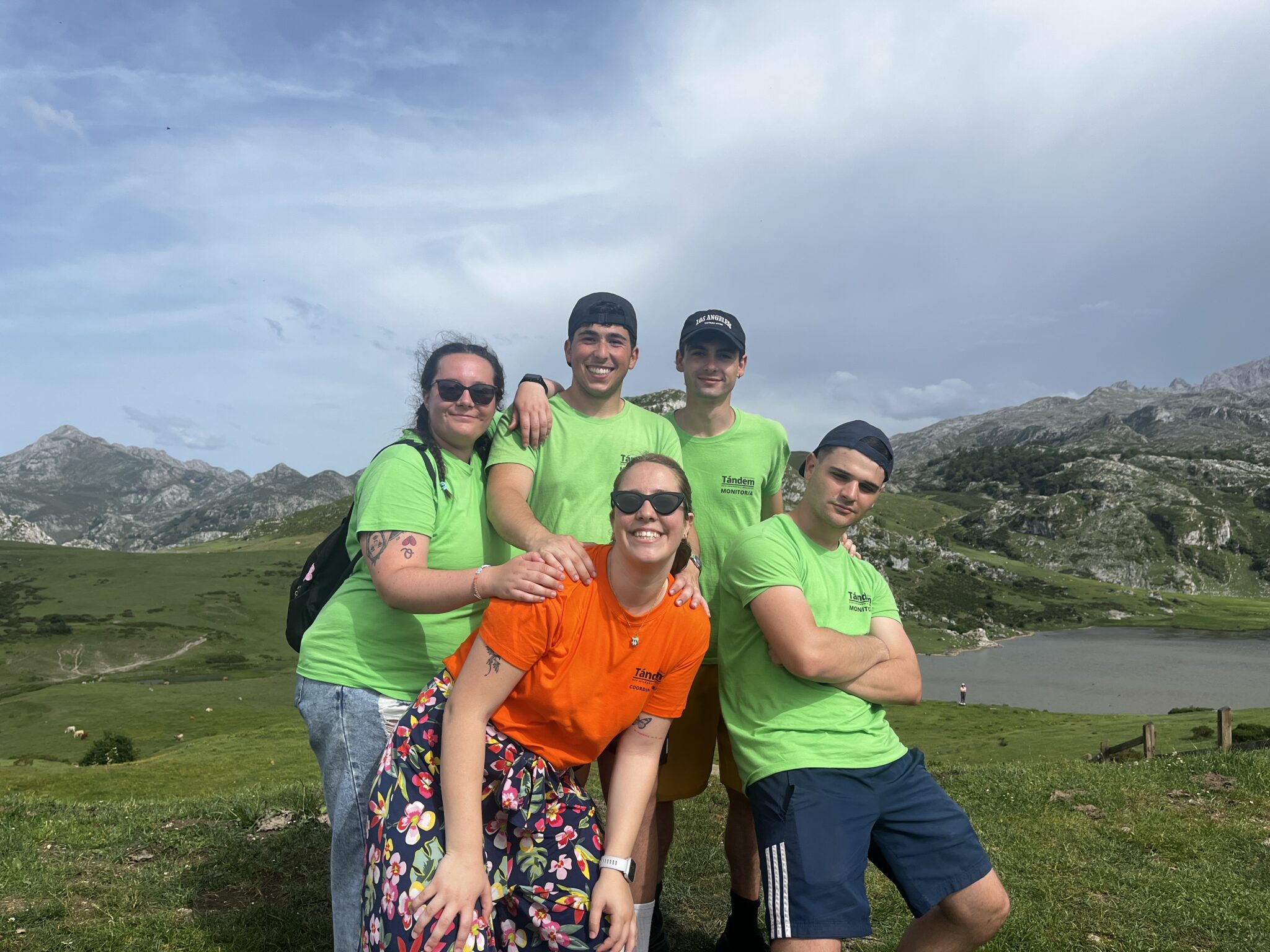 un grupo de monitores y coordinadora con las camisetas corporativas en los lagos de covadonga