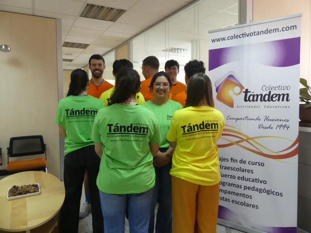 Un equipo de monitores en la entrada de la oficina