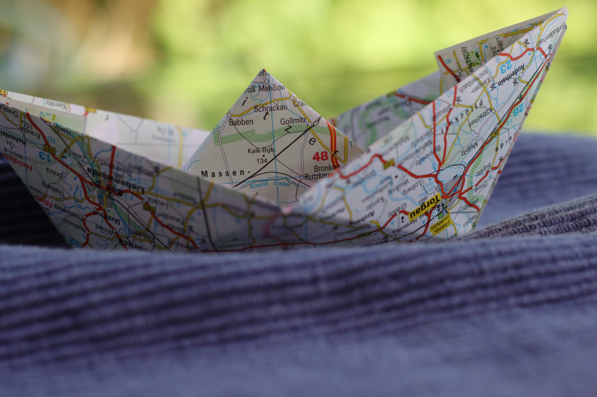 un barco de papel hecho con un mapa