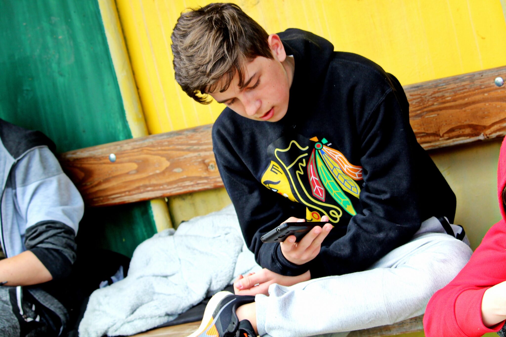 Adolescente mirando el movil