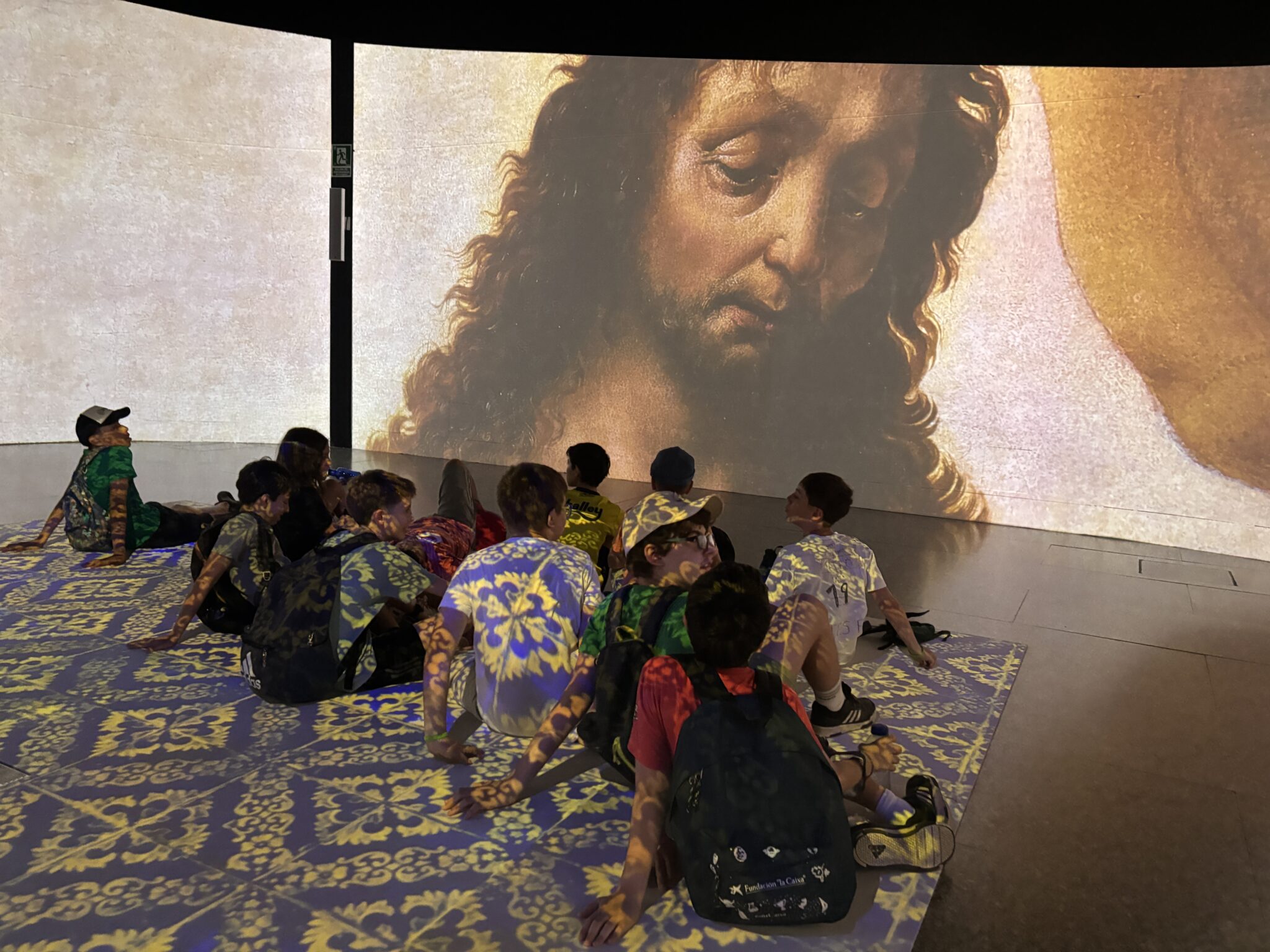 grupo de chavales en primaria en una exposición inmersiva