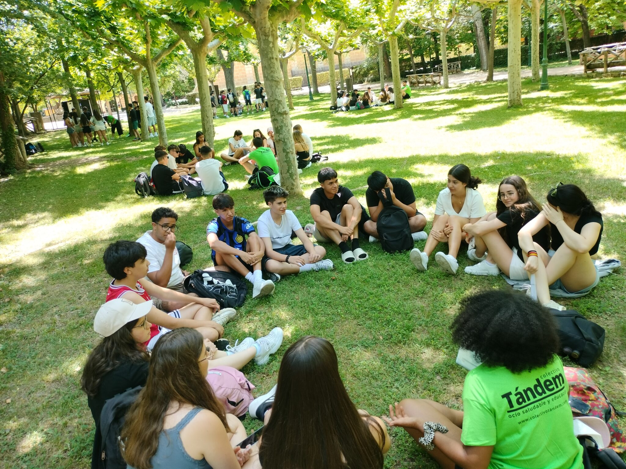 grupo de adolescentes en una dinámica con su monitora de Tándem
