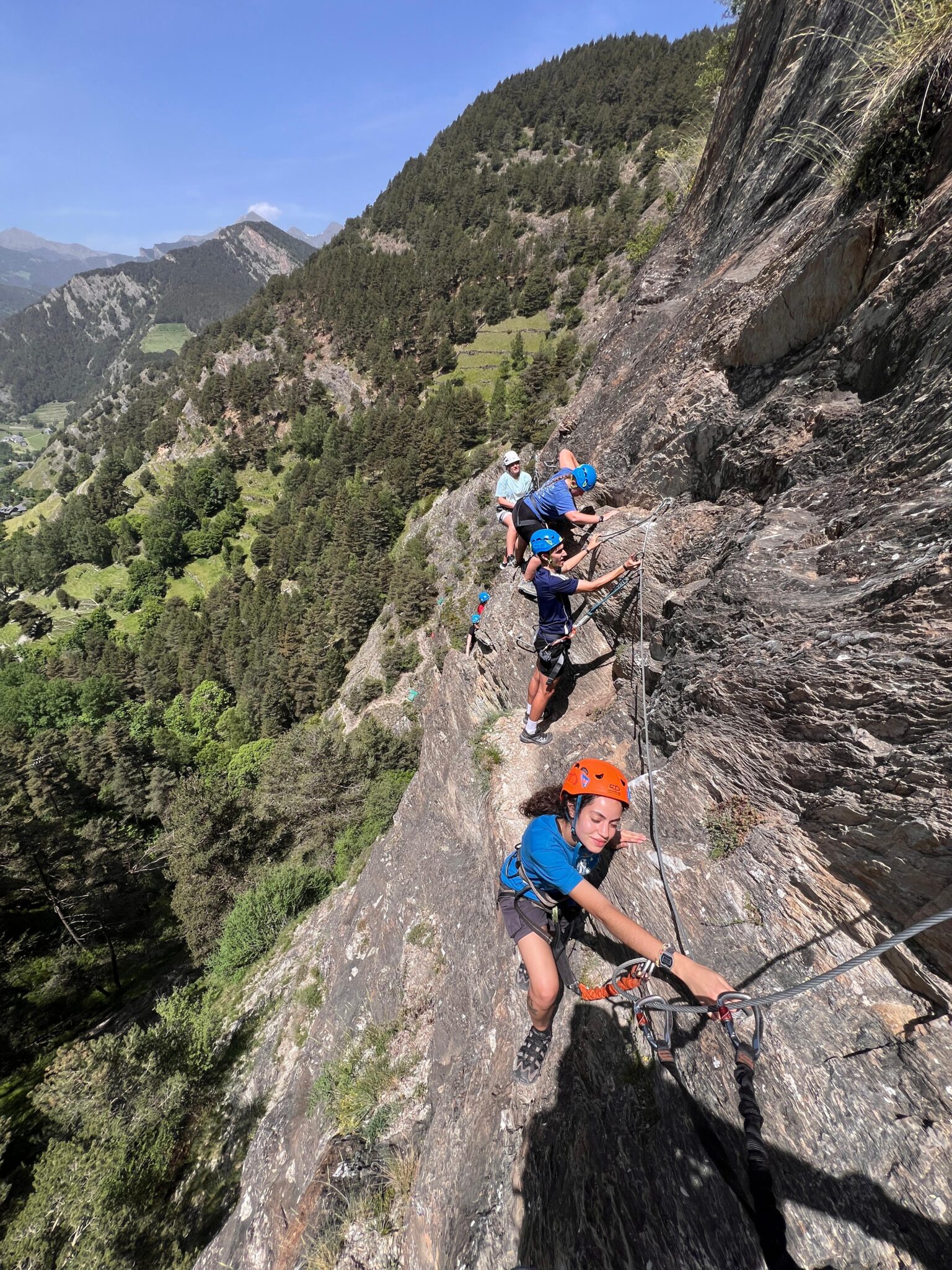 cuatro adolescentes haciendo via ferrata en andorra