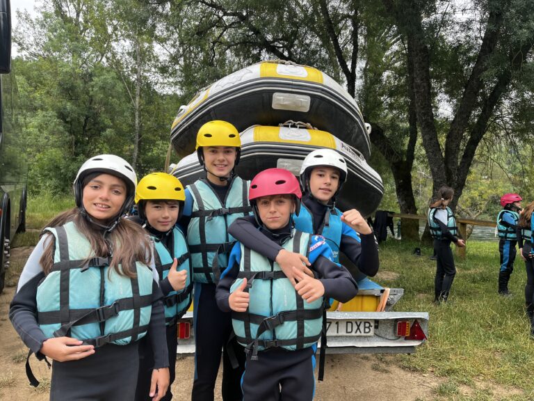 cinco chicos de primaria uniformados para hacer rafting