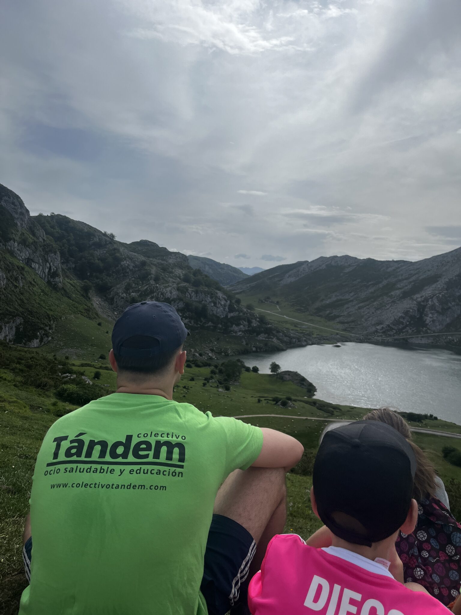 monitor de espaldas con un niño viendo el lago de covadonga