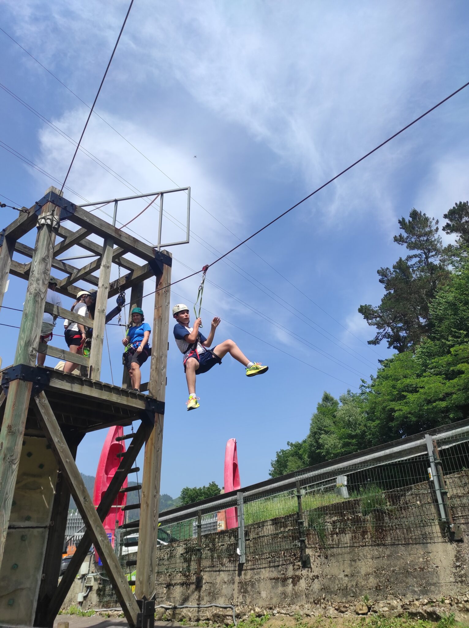 niño en una tirolina con el fondo azul cielo