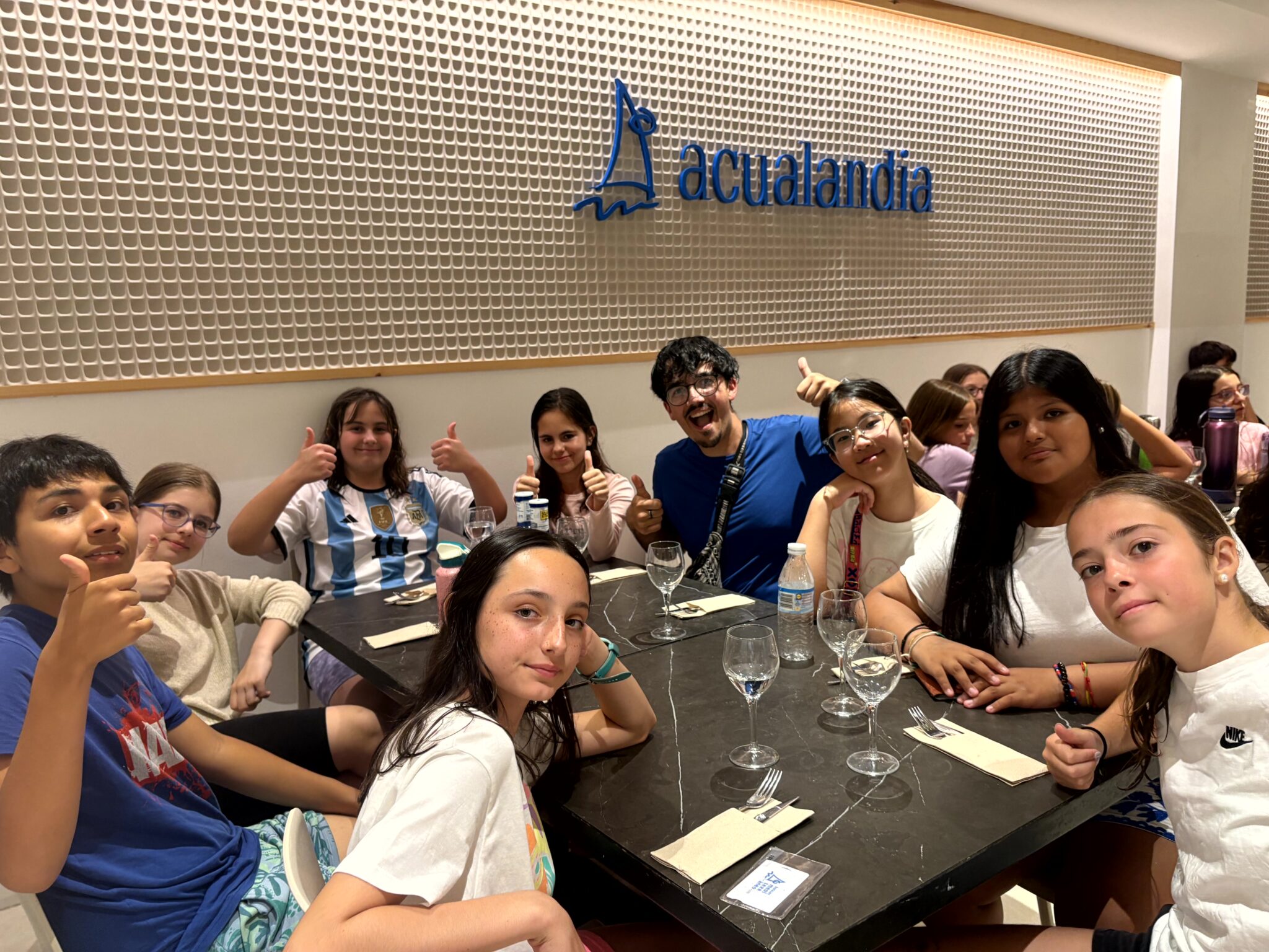 grupo de chavales de primaria junto con su monitor en el comedor del hotel acualandia