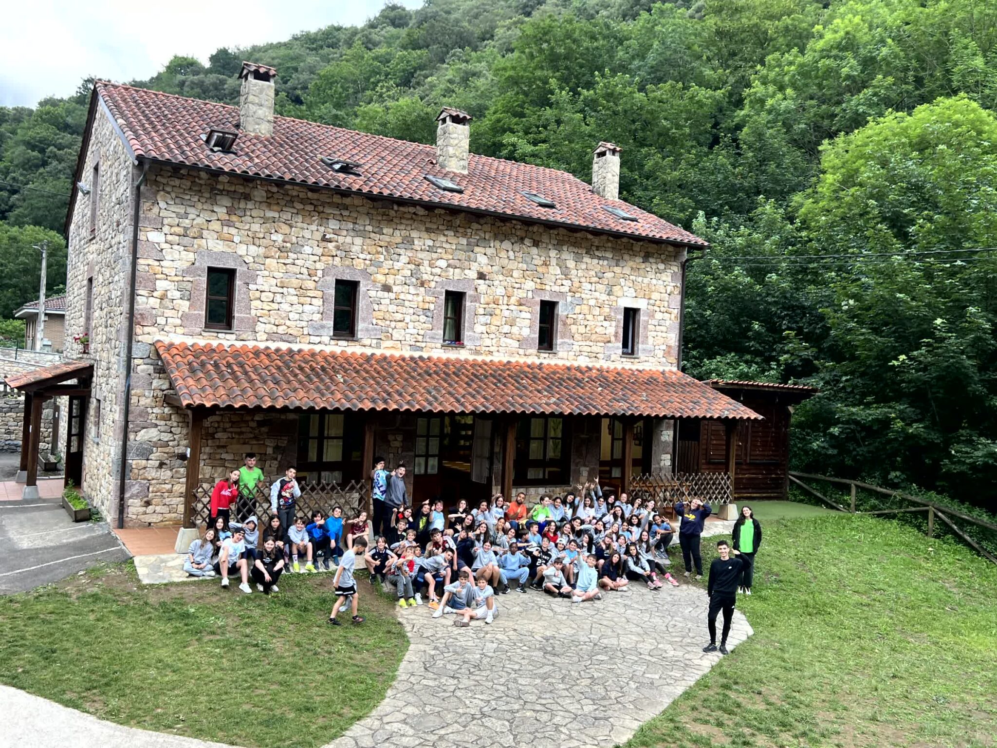 grupos de primaria a las afueras del albergue de cabrales