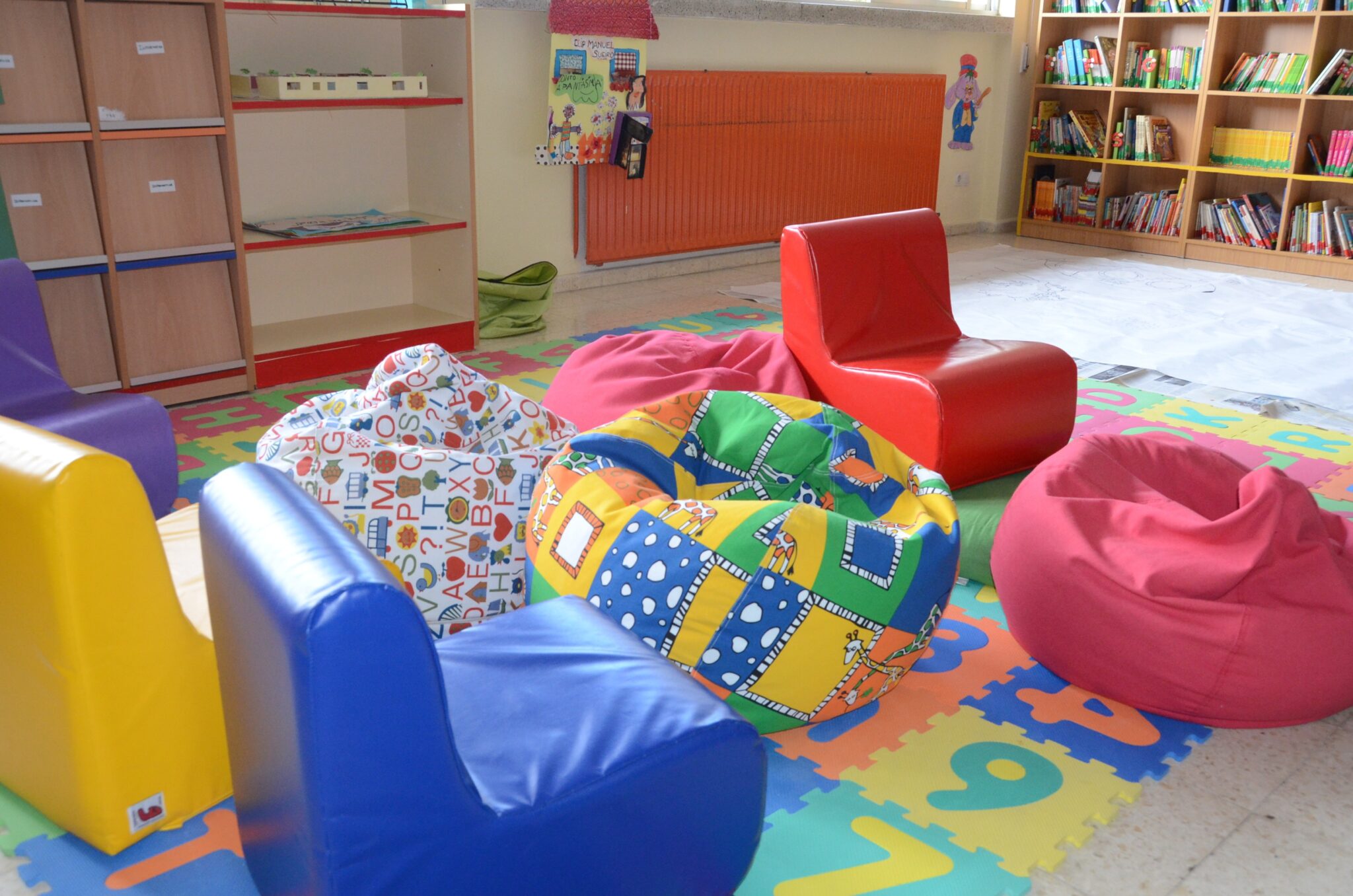 sala de ludoteca con sillones de colores