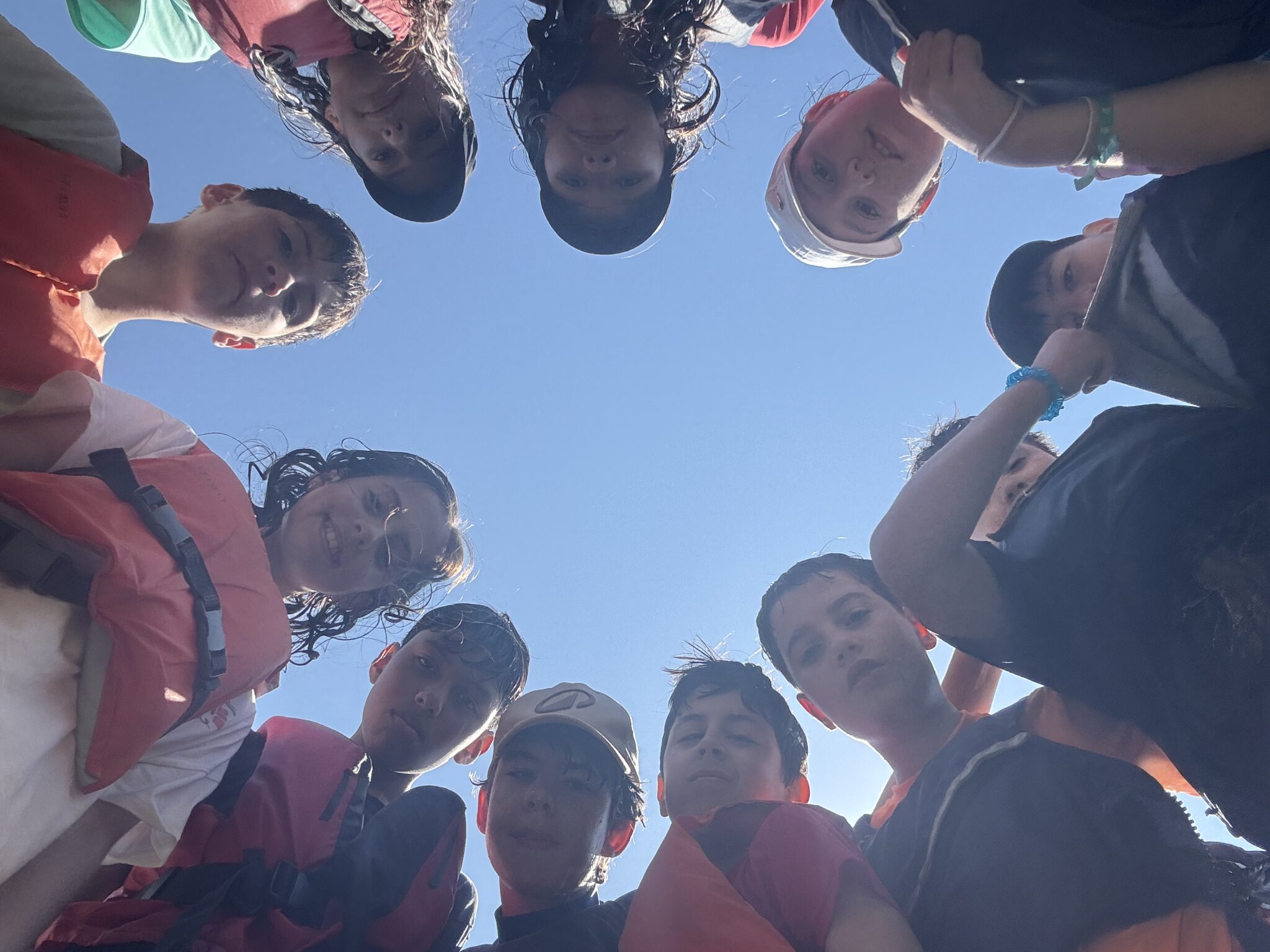 grupo de chavales mirando al suelo y hacia la camara