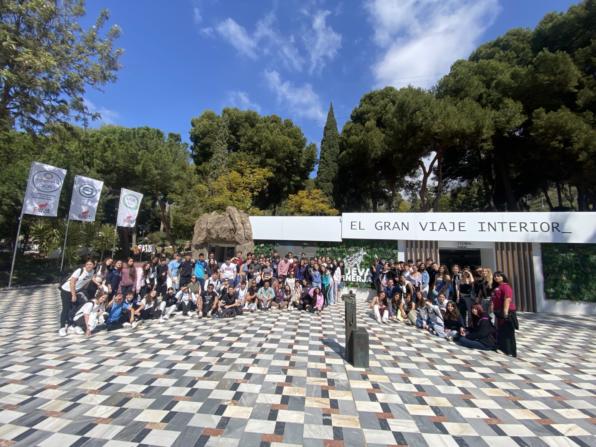 Grupo grande de adolescentes en la entrada de las cuevas de nerja