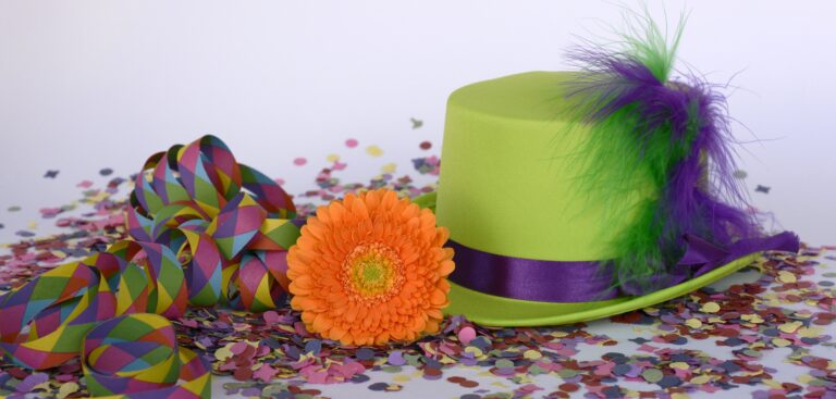 chistera verde con lazo morado y flor naranja con confeti