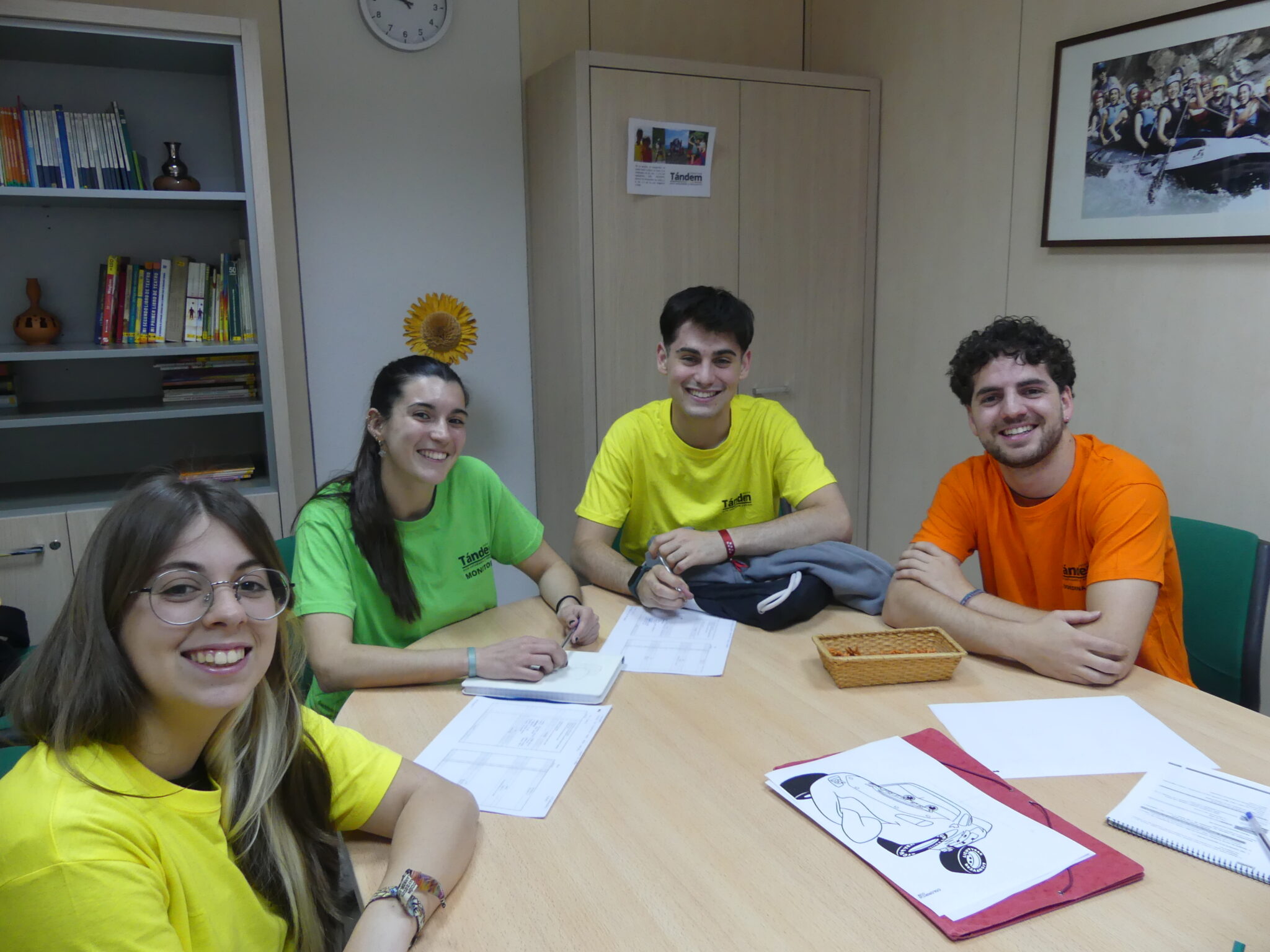 grupo de monitores y coordinador en la oficina programando