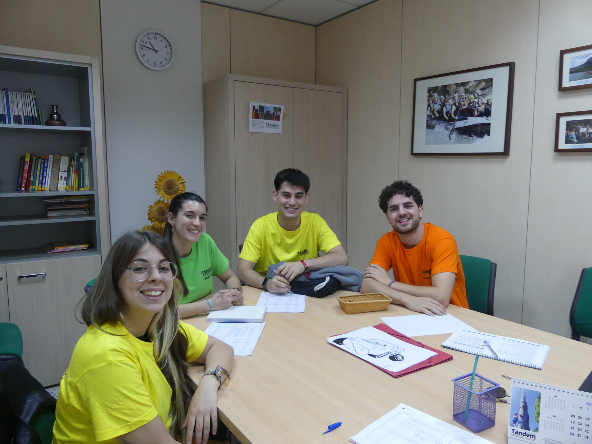 equipo de monitores con las camisetas corporativas en la oficina