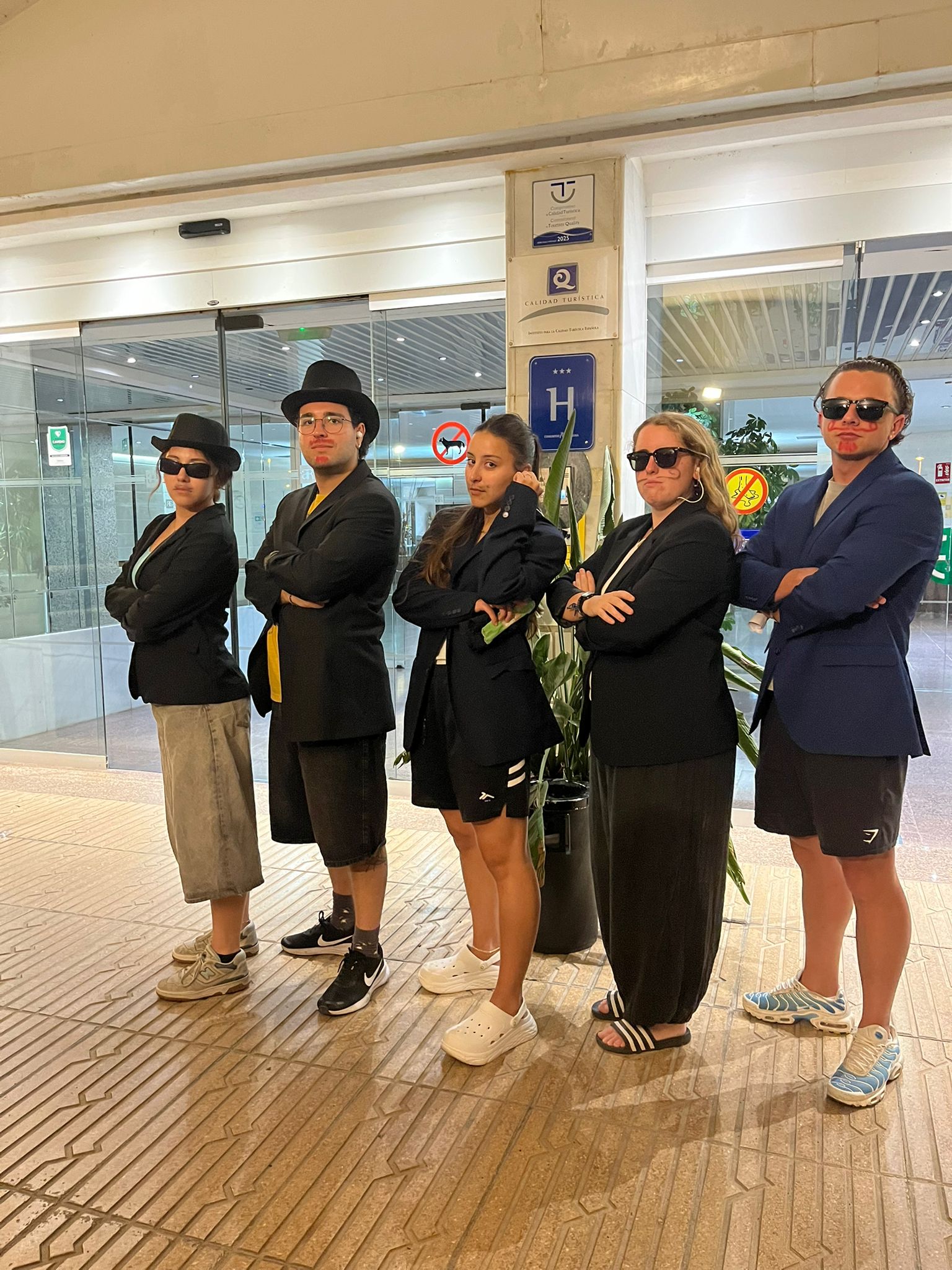 equipo de cinco monitores disfrazados según la temática