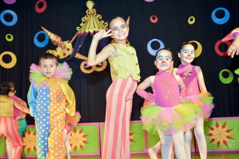 grupo de niños vestidos de payaso en un show