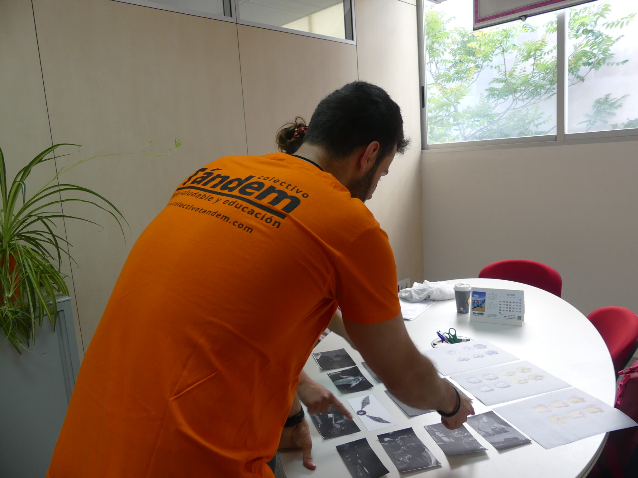 Un coordinador de espaldas trabajando con su grupo en una reunión de la oficina