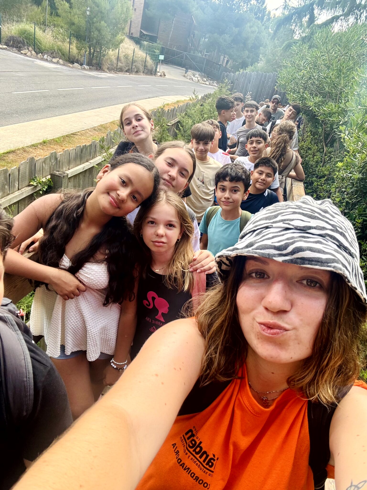 grupo de chavales en un viaje con la coordinadora en primer plano