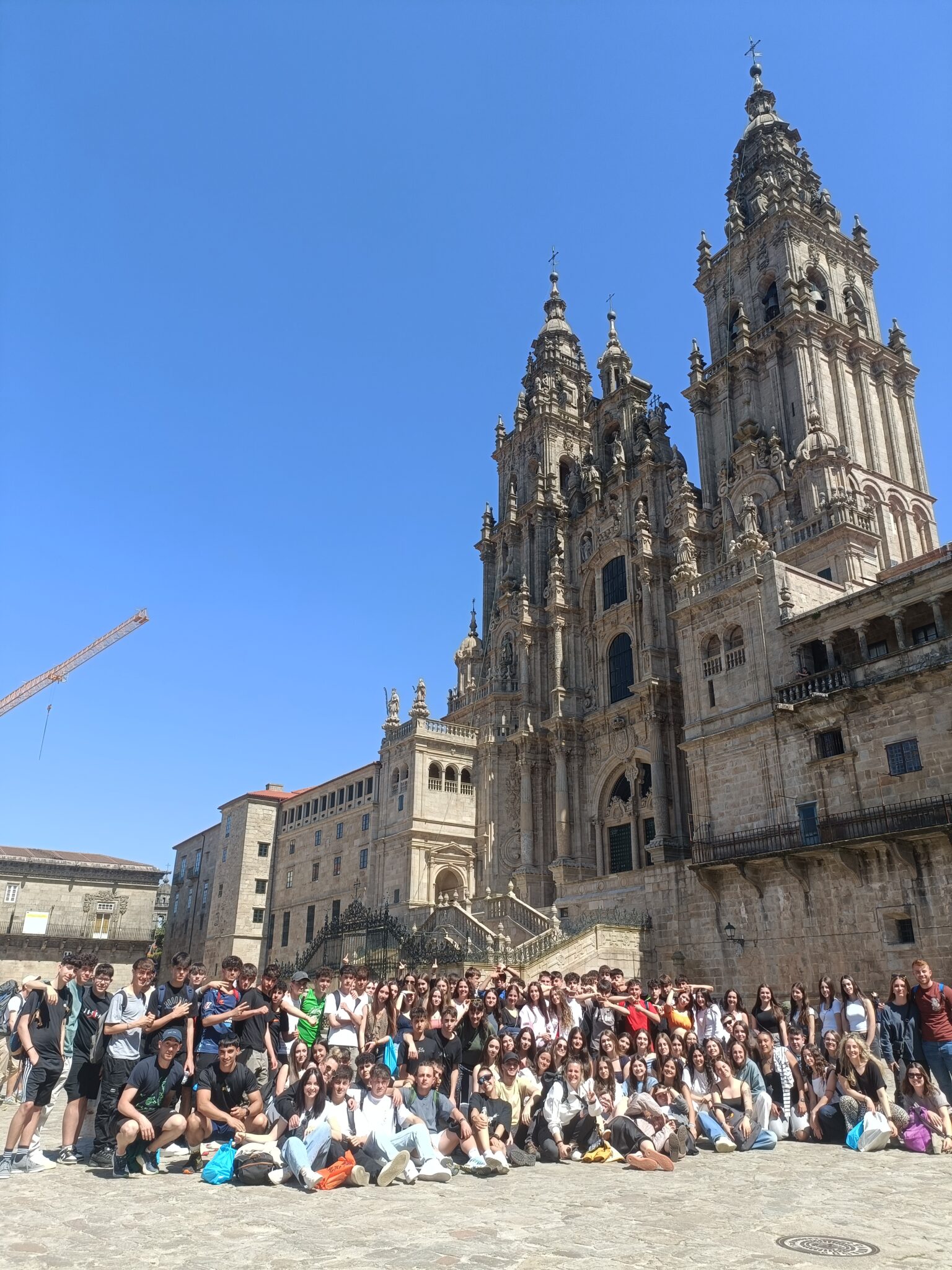 grupo de secundaria bajo la catedral de Santiago