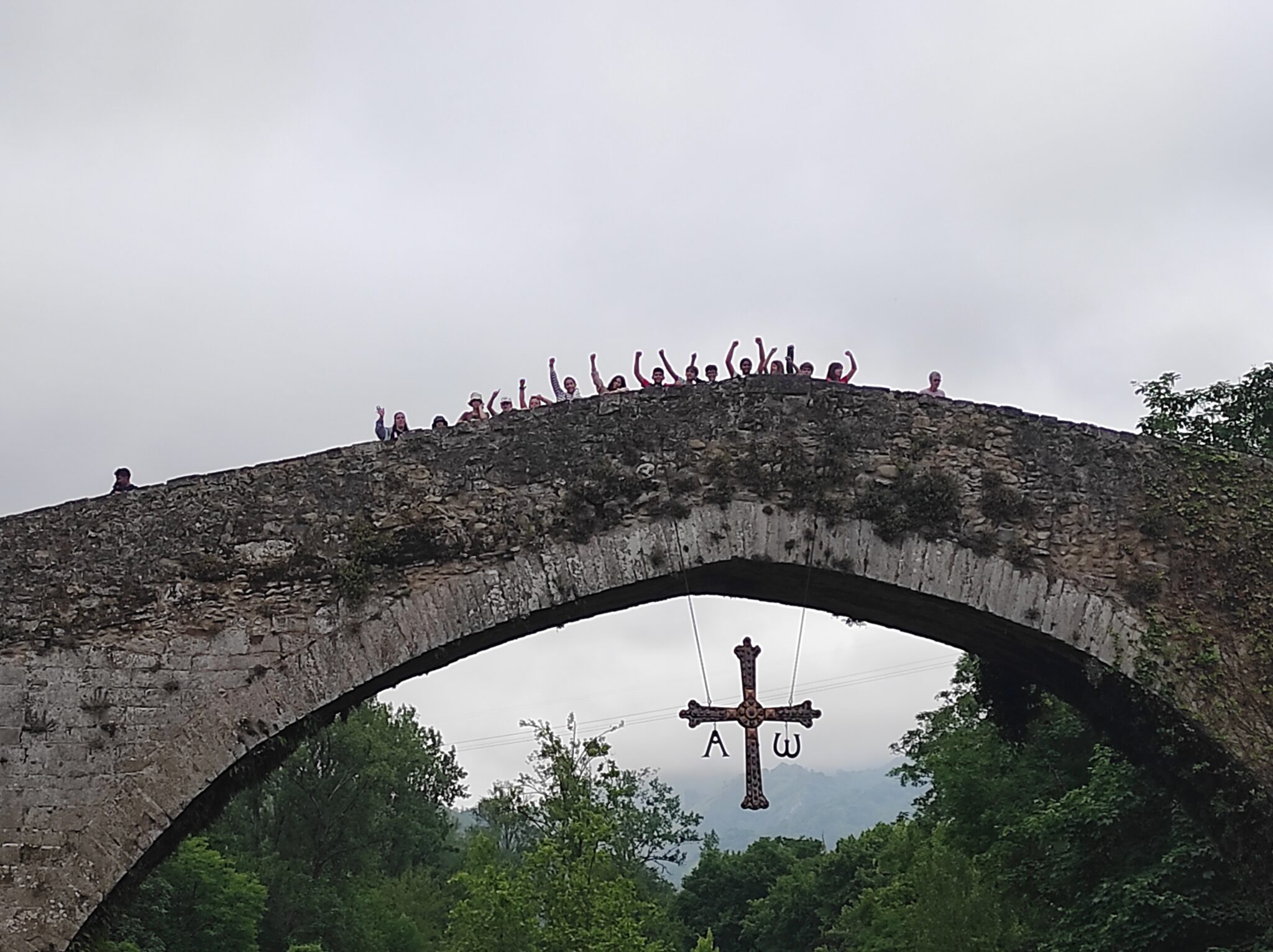 un grupo de niños de 6º de primaria encima del puente de Cangas de Onís