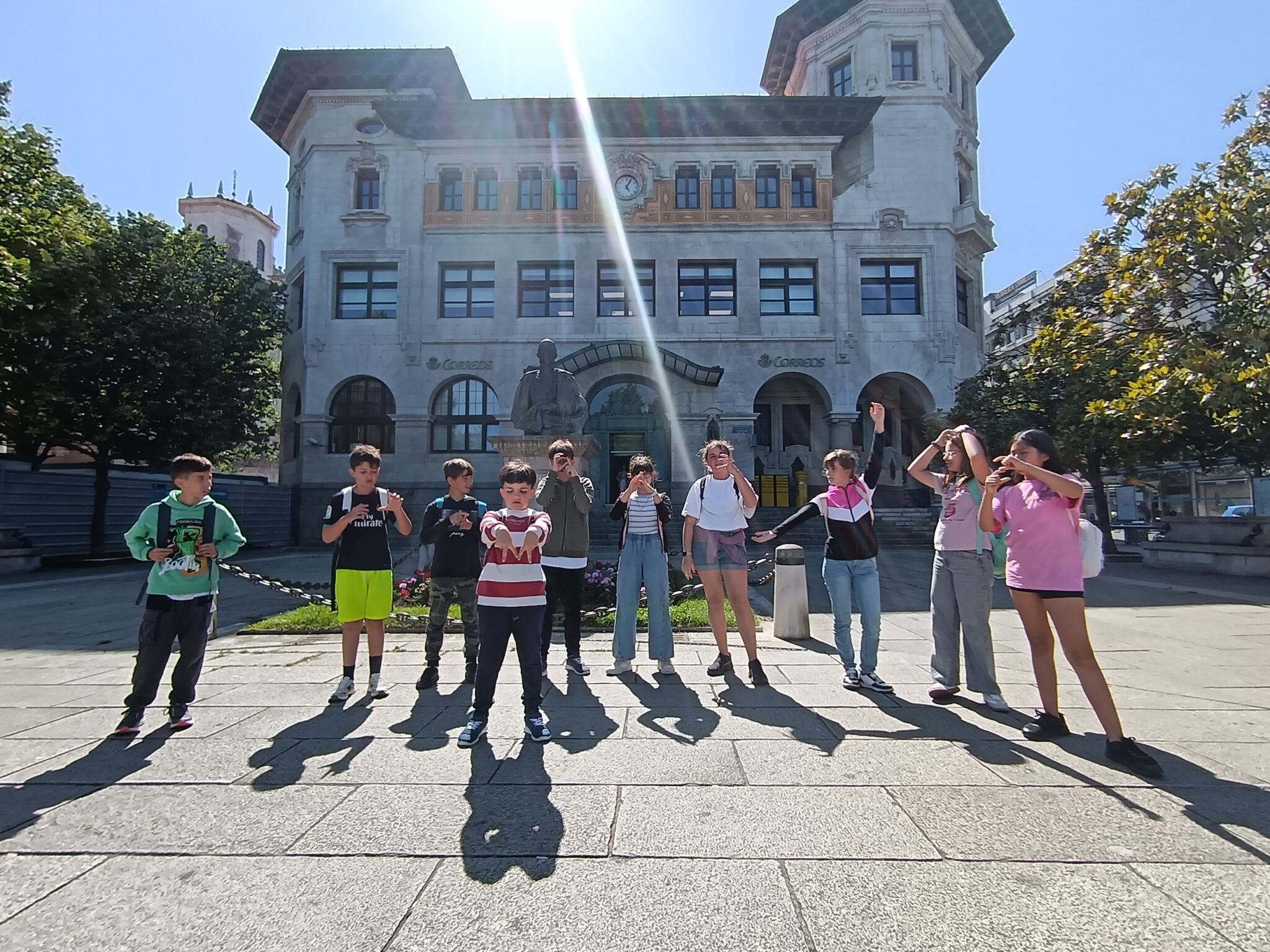 chavales posando delante del ayuntamiento