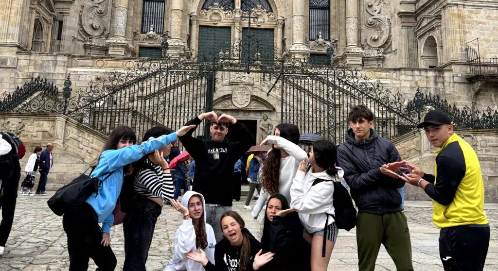 grupo de secundaria delante de la catedral de Santiago haciendo una figura humana