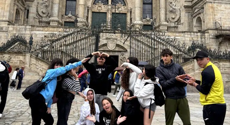 grupo de secundaria delante de la catedral de Santiago haciendo una figura humana