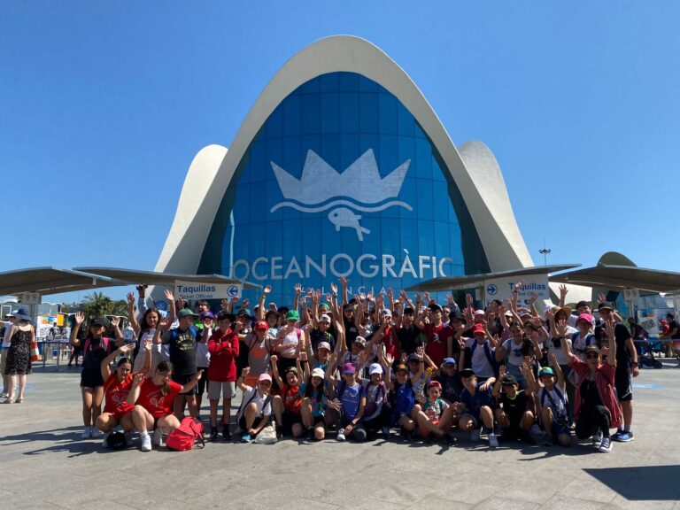 grupo de niños en la entrada del oceanografic