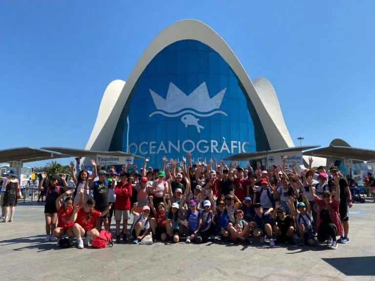 grupo de niños en la entrada del oceanografic