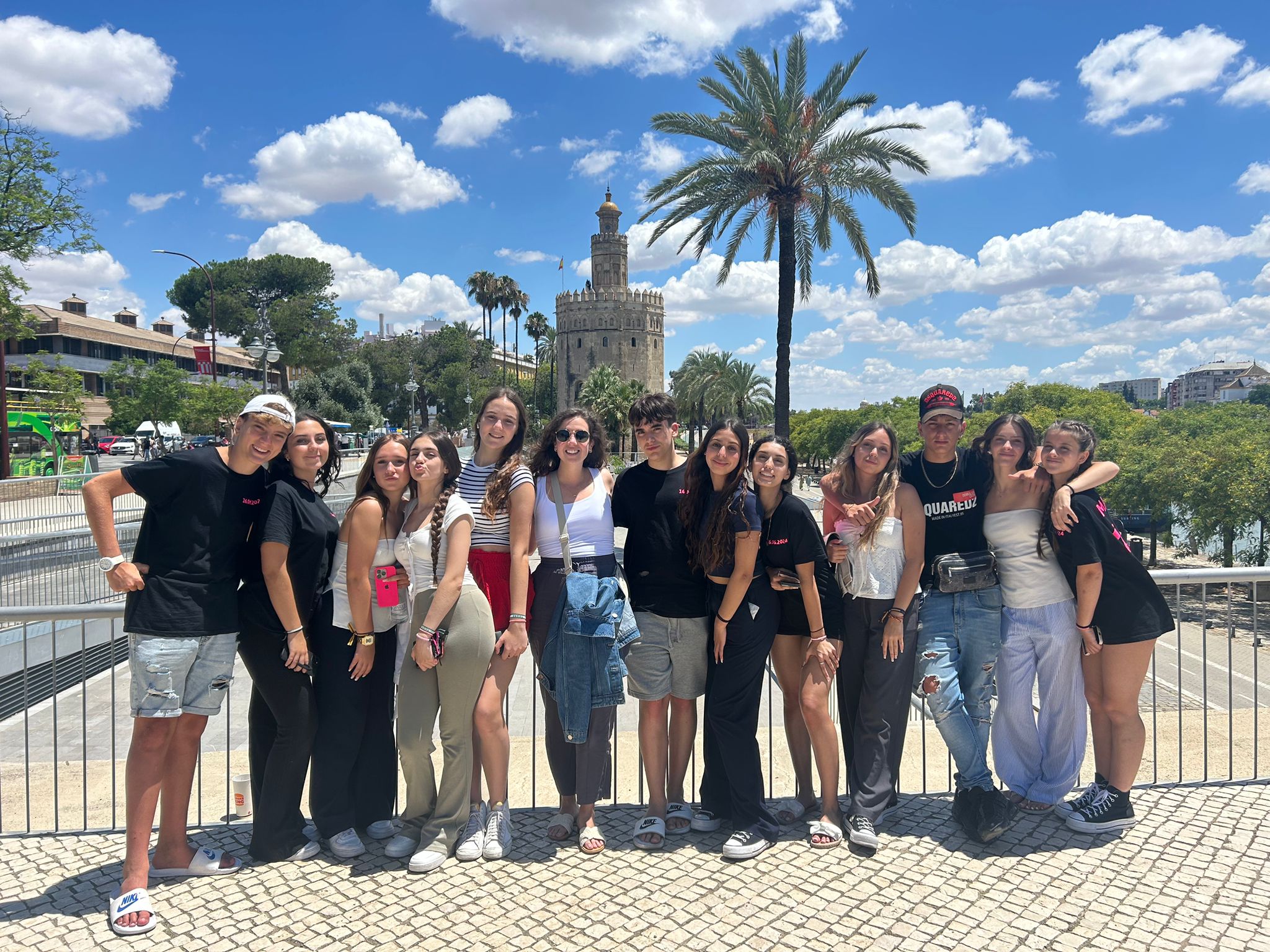 grupo de secundaria delante de la torre del oro en sevilla