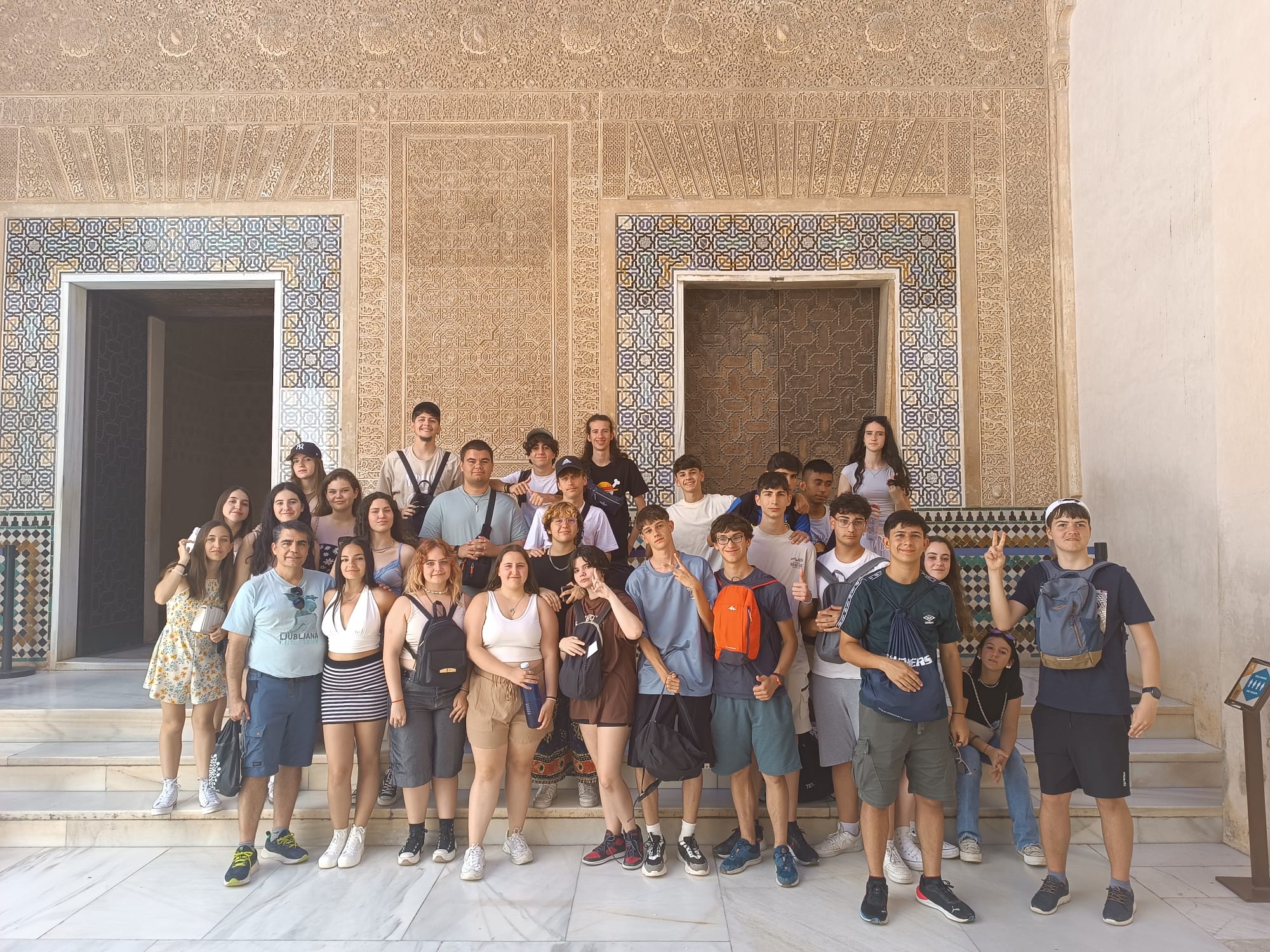 chavales de secundaria dentro de la Alhambra