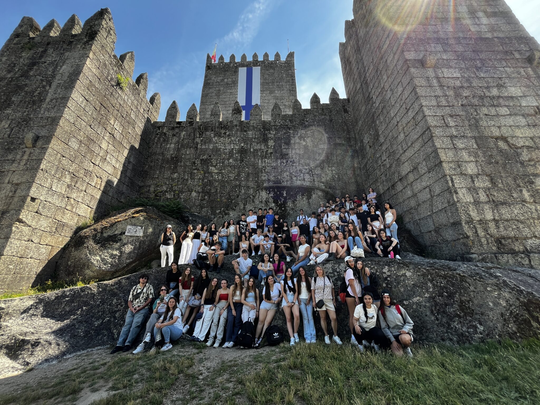 grupo de secundaria con un castillo medieval detrás