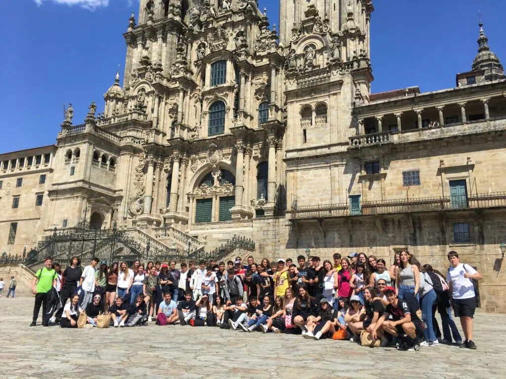 en la plaza de la catedral de Santiago de Compostela un grupo de secundaria