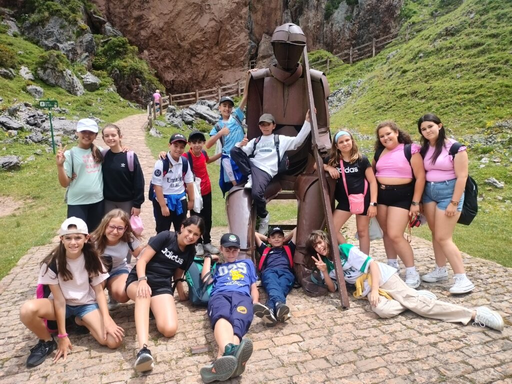 grupo de primaria en un viaje con una estatua en los lagos de covadonga