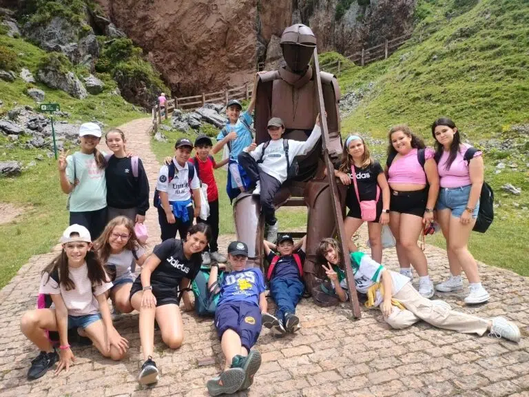 grupo de primaria en un viaje con una estatua en los lagos de covadonga