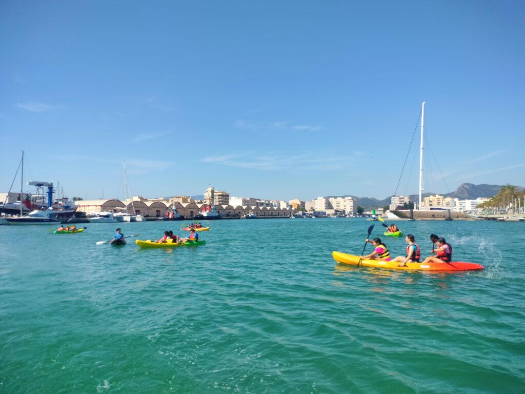 Dos canoas de Kayac amarillas en el mar
