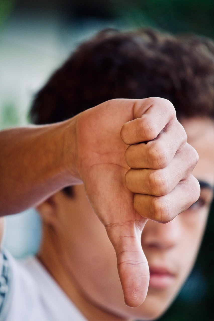 un pulgar hacia abajo