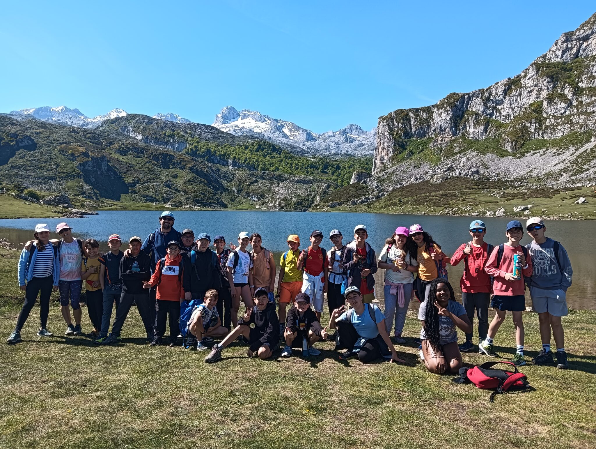 grupo de chavales delante del lago de covadonga