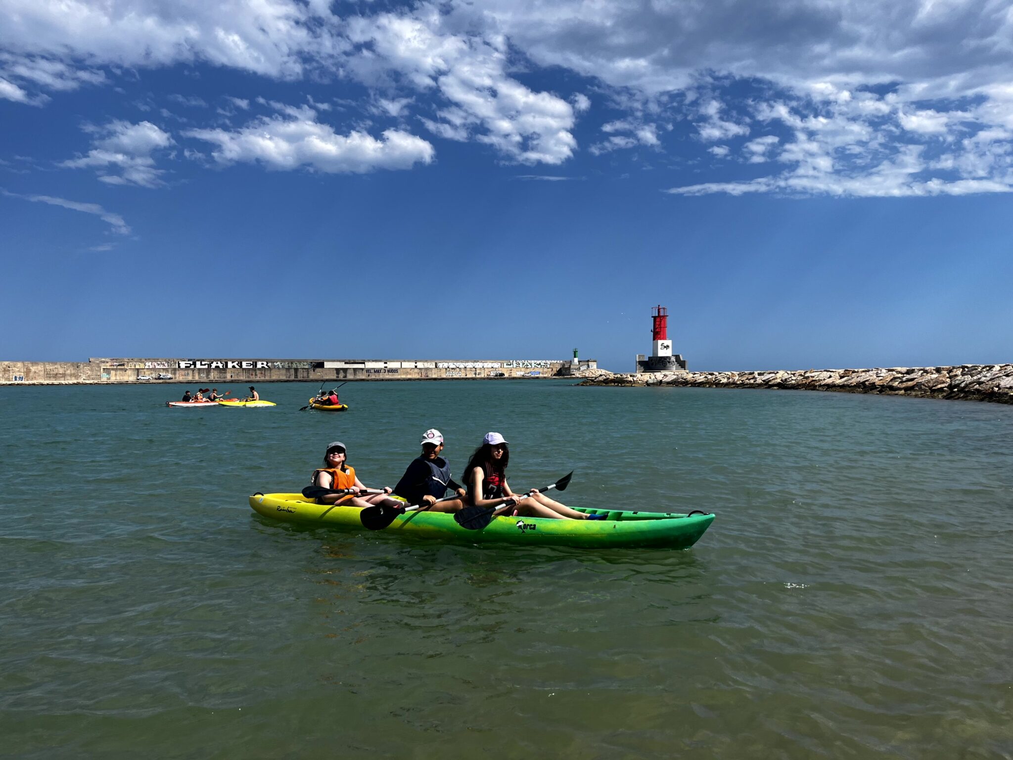 kayal con tres adolescentes en el puerto