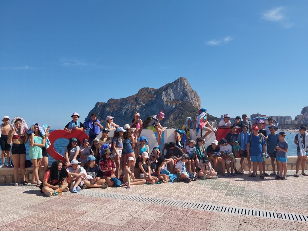 grupo de primaria en calpe con el peñon de fondo