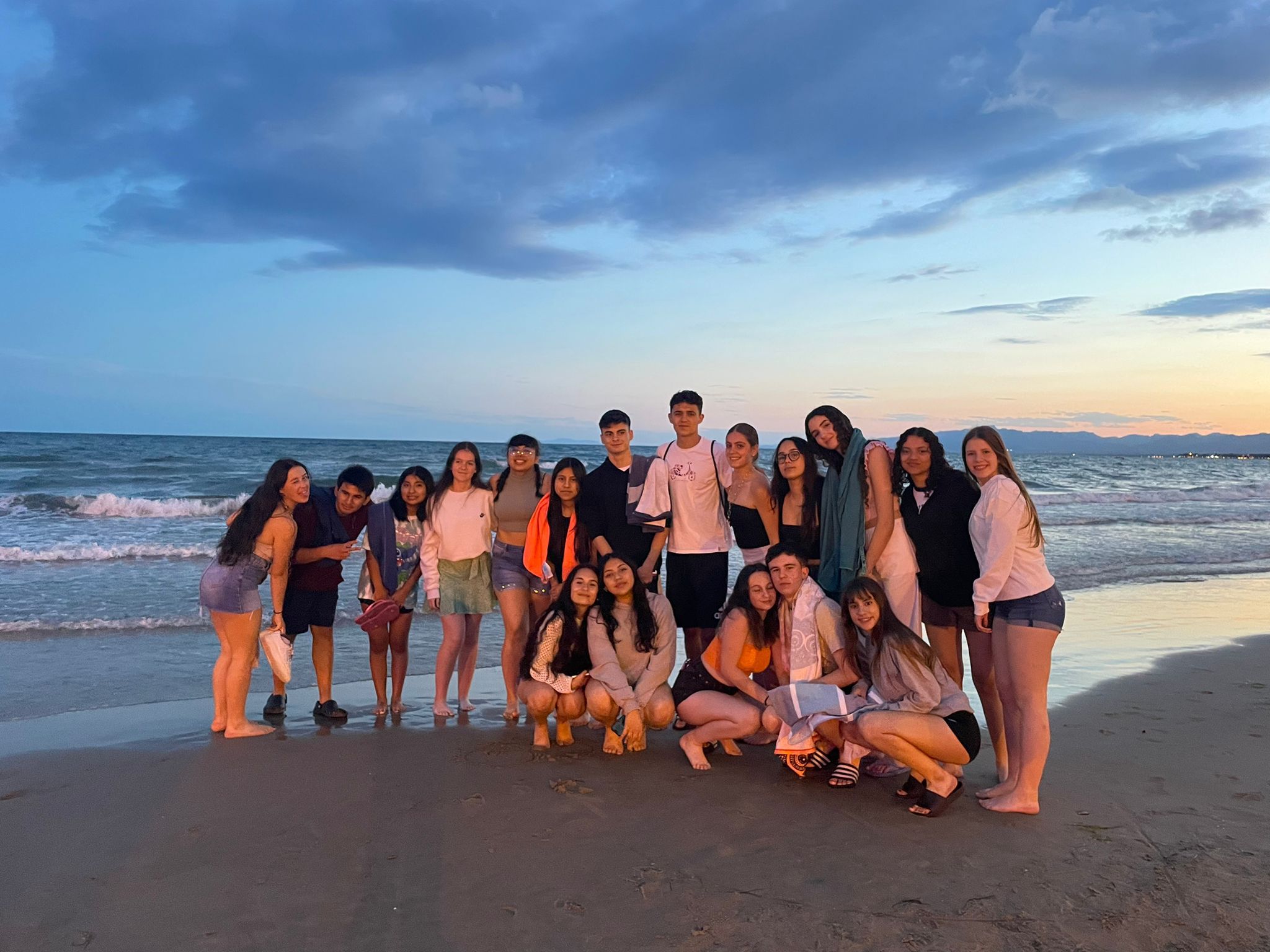 Grupo de secundaria al atardecer en la playa