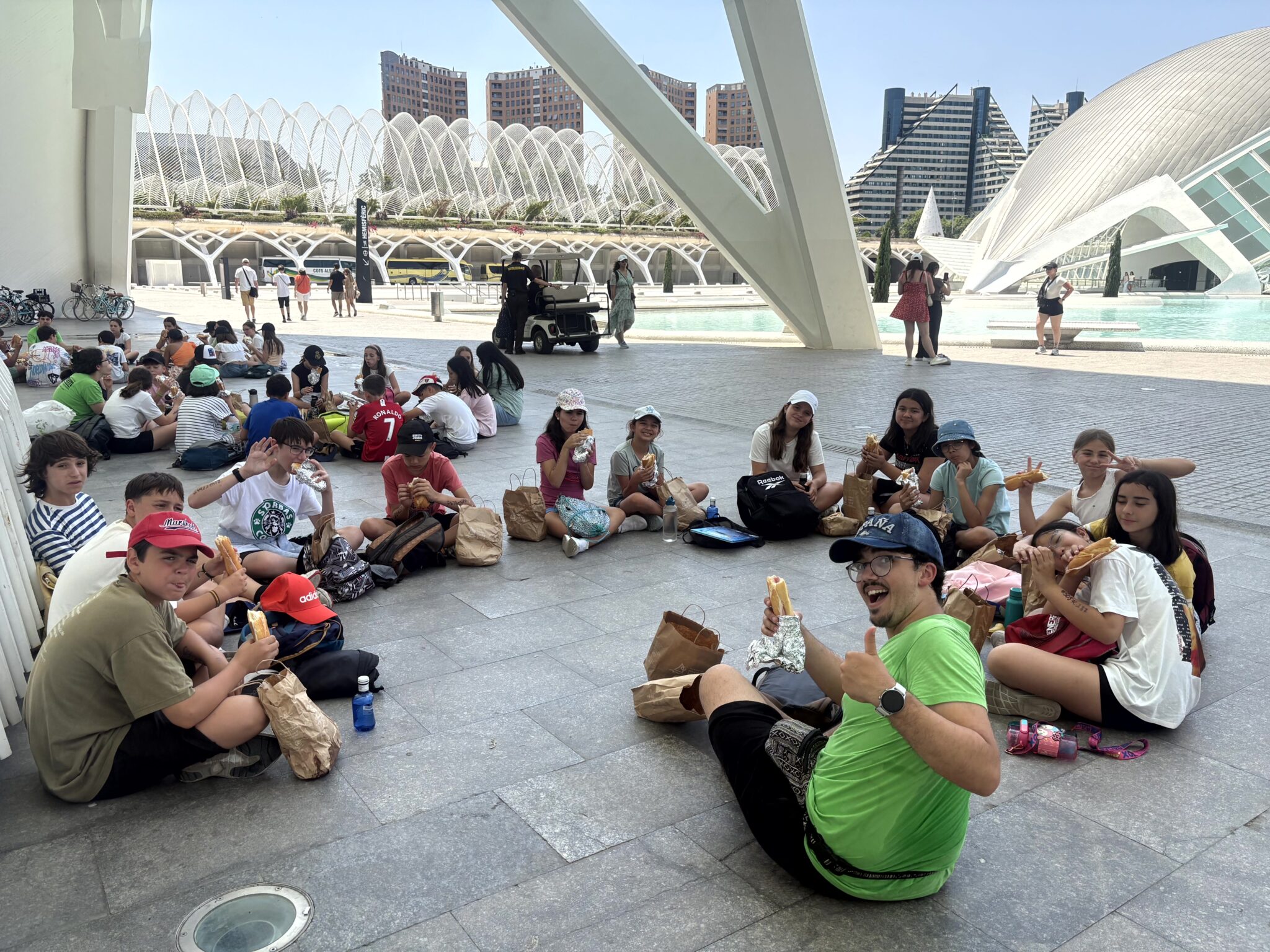 grupo de primaria comiendo con su monitor en el oceanografic