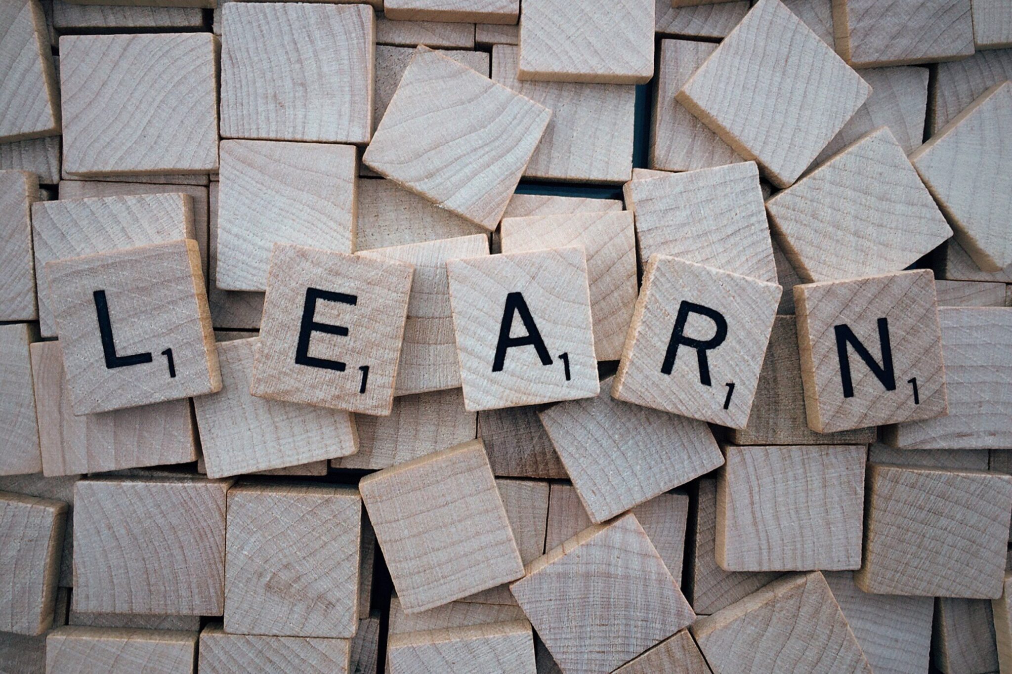 dichas de madera de una juego donde juntando las letras poner "learn"