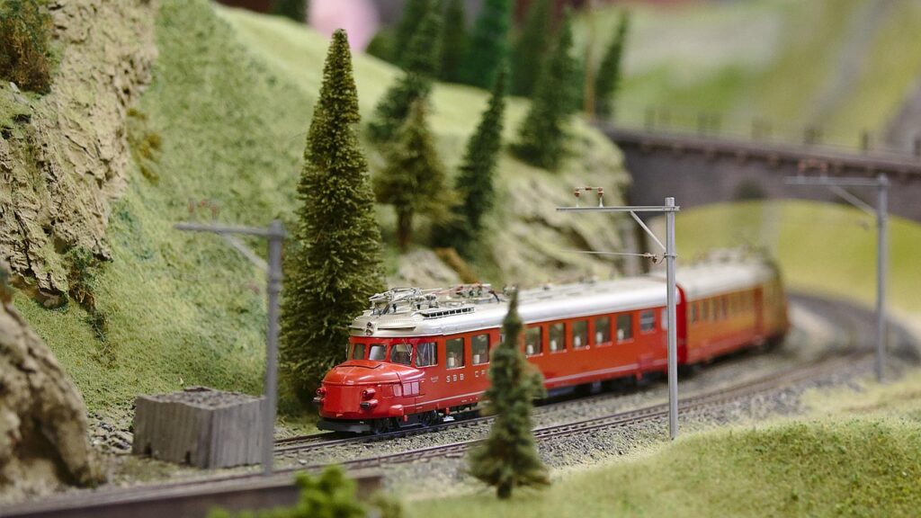 Tren de juguete rojo en una maqueta