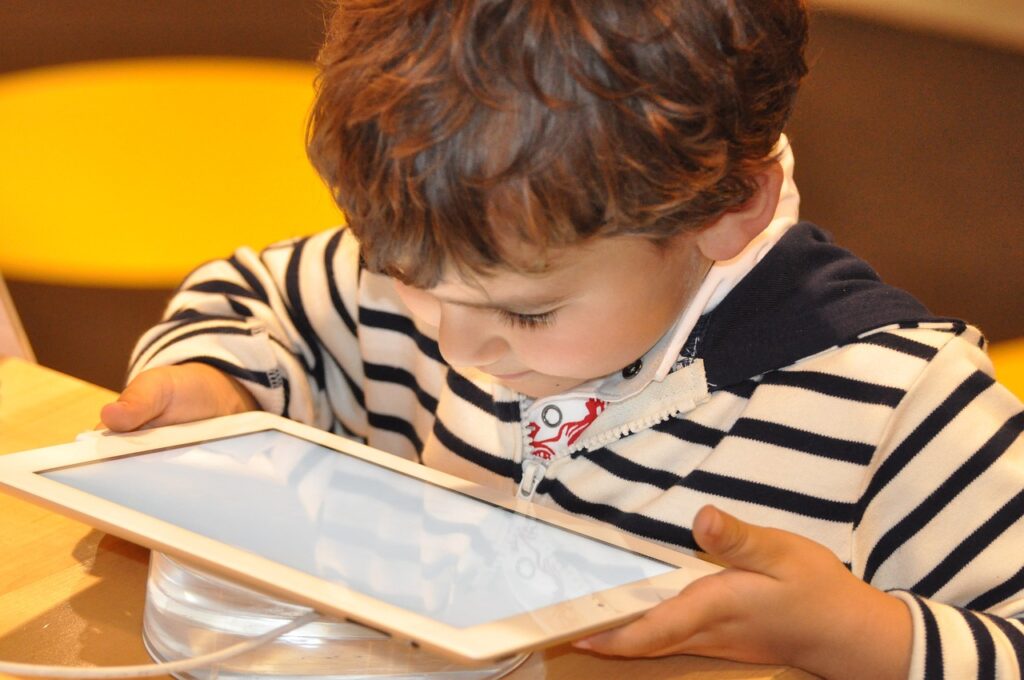 niño pequeño mirando una tablet