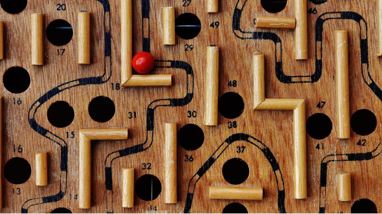 juego de un laberinto de madera con bola roja